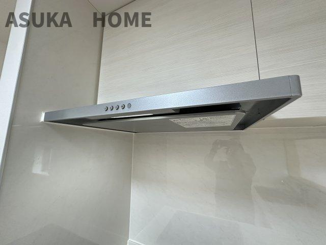 中区本牧山手戸建てのキッチン|最新のレンジフードです。お掃除やお手入れも楽な構造になっています。