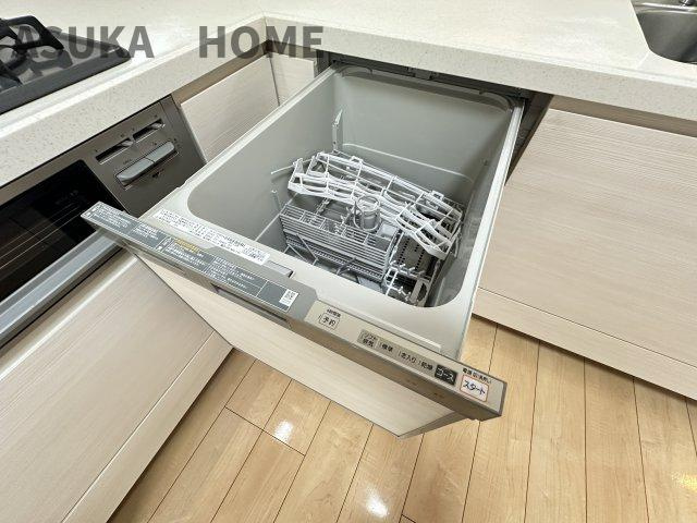 中区本牧山手戸建てのキッチン|最新のシステムキッチンに食器洗浄乾燥機付き便利このうえなしですね。