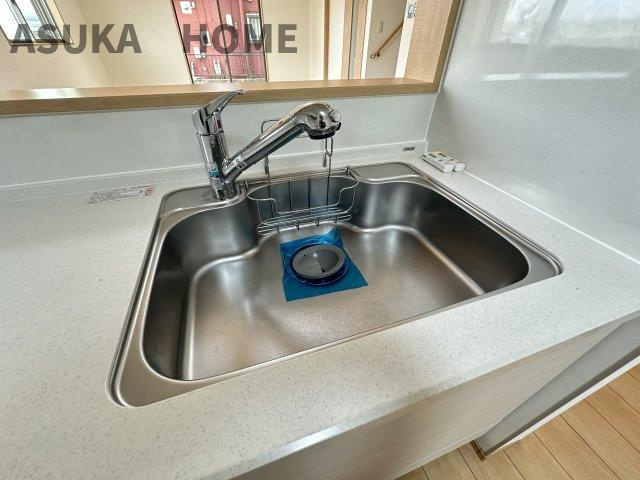 中区本牧山手戸建てのキッチン|浄水器カートリッジ付の水栓です。野菜を洗えるので栄養素も損なう心配もありませんね