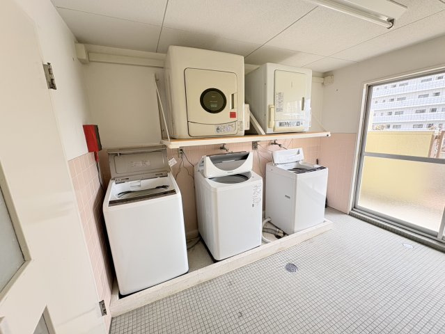 フラワーコート月出のその他共用部分|共有のランドリールームもあります！
参考写真になりますのでご承知おき下さい