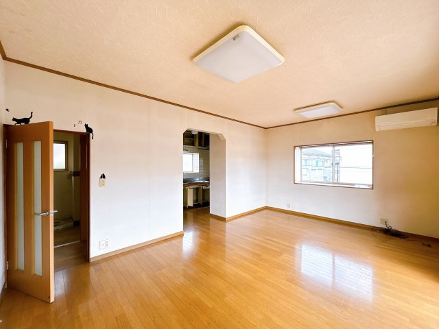 いわき市【鹿島町米田】　不動産プラスの居間・リビング|こちらのリビングで趣味の時間をお楽しみください