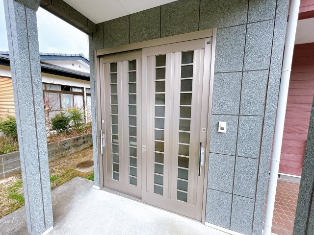 いわき市【鹿島町米田】　不動産プラスの玄関|明るい玄関です