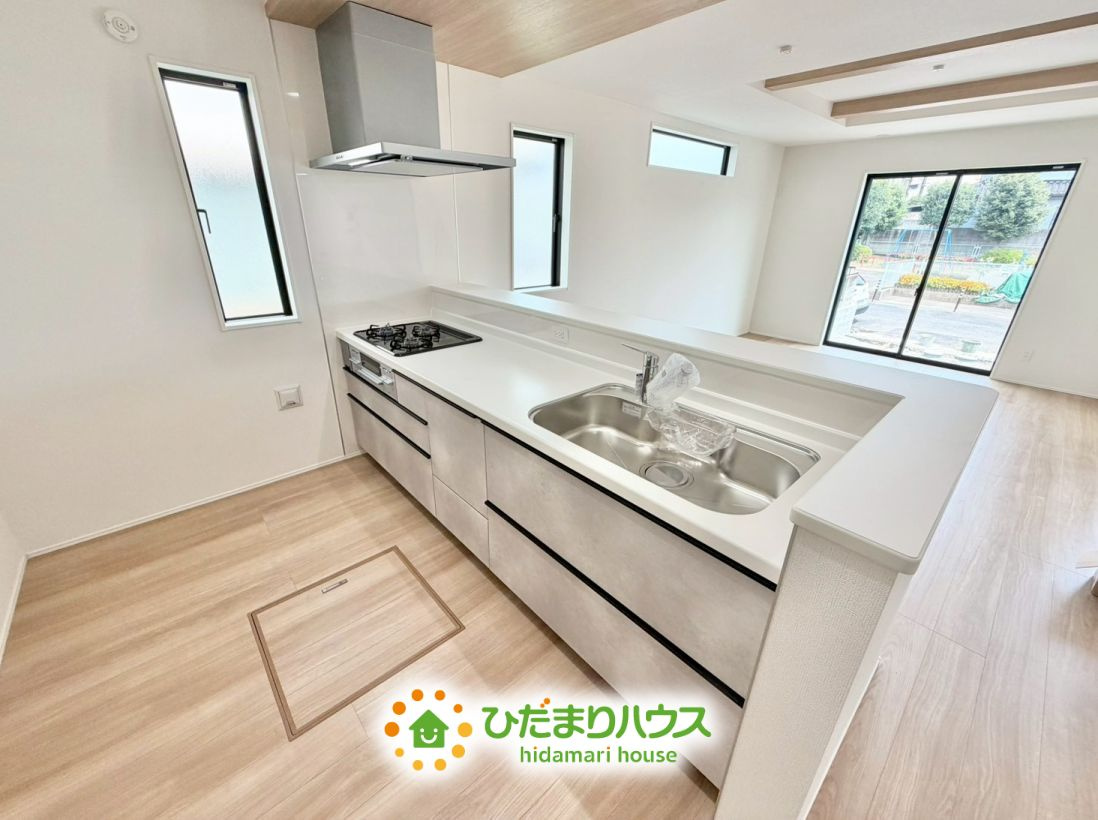 幸手市中12期　新築一戸建て　グラファーレのキッチン|リビング・ダイニングを見渡せるレイアウトで、ご家族との会話を楽しみながら家事ができます！