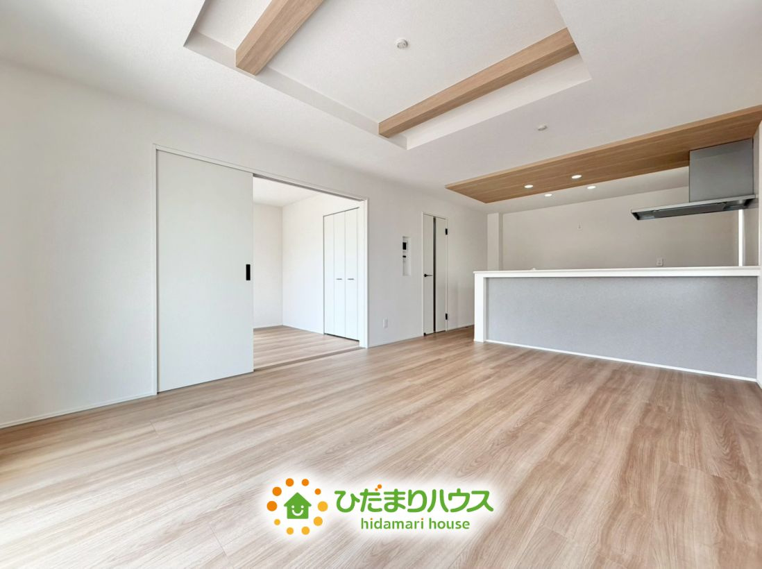 幸手市中12期　新築一戸建て　グラファーレの居間・リビング|家族が自然と集まる、明るく開放感あふれるリビング！