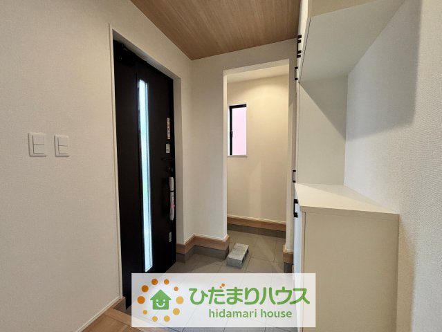 幸手市中12期　新築一戸建て　グラファーレの玄関|住まいの第一印象を彩る、明るく清潔感のある玄関です。ゆとりのあるスペースで、ご家族の靴や荷物の出し入れもスムーズ！