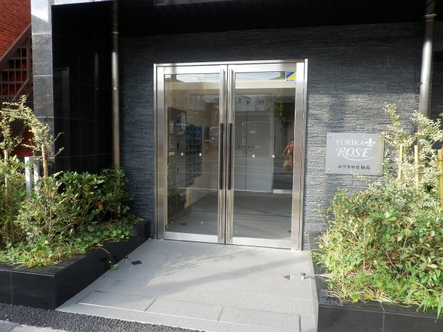 ユリカロゼ梅島のエントランス