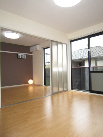 クレストコトーA棟の居間・リビング|ダイニングと洋室の仕切りを開けると広々とした空間になります