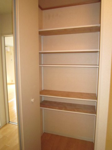 クレストコトーA棟の収納|玄関横には収納スペースがあり、収納が多く便利なお部屋です。