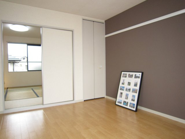 クレストコトーA棟の洋室|洋室にも収納があります。