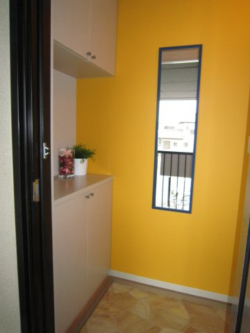 クレストコトーA棟の内装|玄関は鏡も付いているので、身支度の確認にも便利ですね。