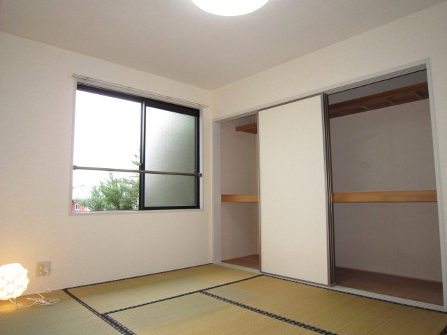 クレストコトーA棟の和室|和室押し入れ。たっぷりものを収納できます。