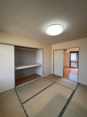 クレストコトーA棟の和室|和室押し入れ。たっぷりものを収納できます。