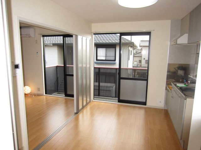 クレストコトーA棟の居間・リビング|６帖のダイニングキッチン