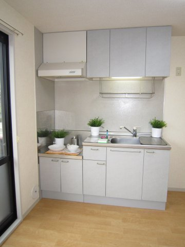 クレストコトーA棟のキッチン|明るく使いやすいキッチン