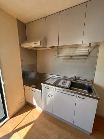 クレストコトーA棟のキッチン|明るく使いやすいキッチン