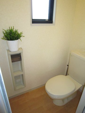 クレストコトーA棟のトイレ|窓のあるトイレ