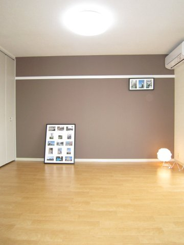 クレストコトーA棟の洋室|６帖の洋室、シックアクセントクロスで落ち着ける空間に。