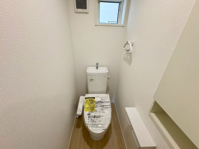 「角地で日当たり良し」高知市南金田第1　4号棟新築一戸建てのトイレ|窓付きで換気しやすい清潔なトイレ