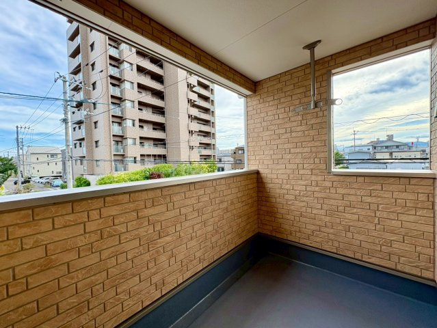 「角地で日当たり良し」高知市南金田第1　4号棟新築一戸建てのバルコニー|奥行きのある使いやすいインナーバルコニー