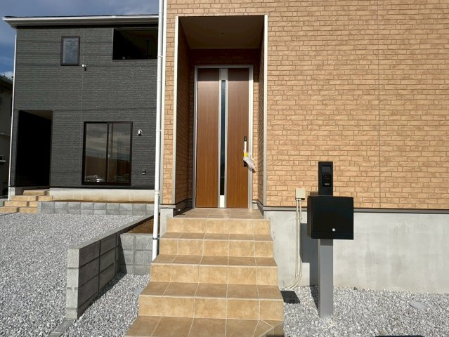 「角地で日当たり良し」高知市南金田第1　4号棟新築一戸建ての玄関|モニター付きインターホン＆ポストがついています☆