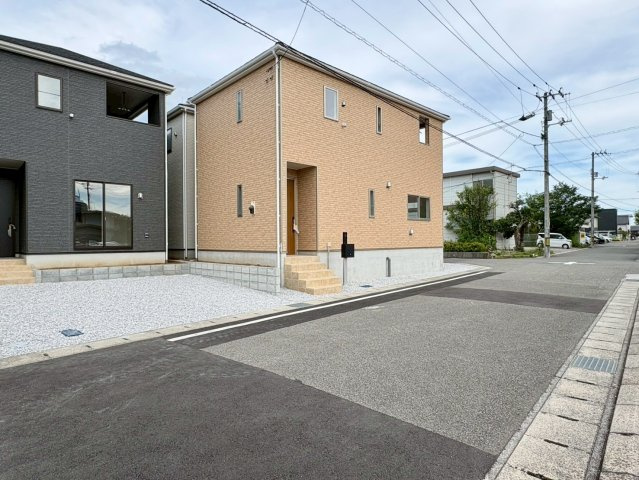 「角地で日当たり良し」高知市南金田第1　4号棟新築一戸建ての前面道路含む現地写真|前面道路が広く駐車しやすい立地です♪