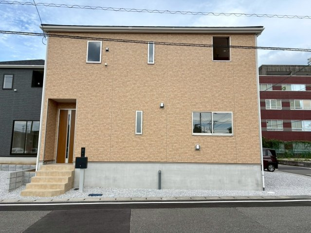 「角地で日当たり良し」高知市南金田第1　4号棟新築一戸建ての外観|インナーバルコニー付き、レンガ調の上質外観