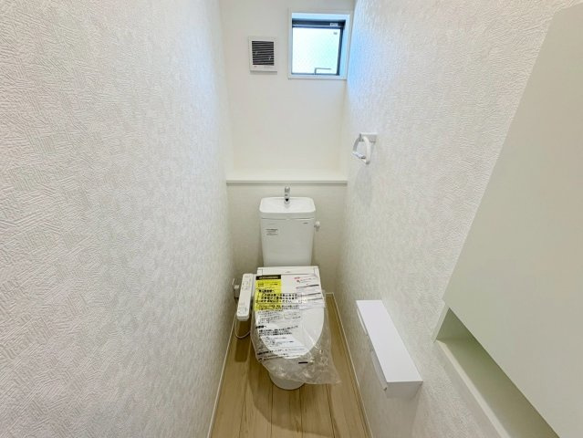 クワイエ　岐阜市日光町第4　全2区画分譲のトイレ|超表面平滑加工とイオンパワーの「セフィオンテクト」加工で、汚れが付きにくく落ちやすい仕様のトイレです。
またツイントルネード洗浄で少ない水でも前方の返し部分から後方部までしっかり洗浄できます！