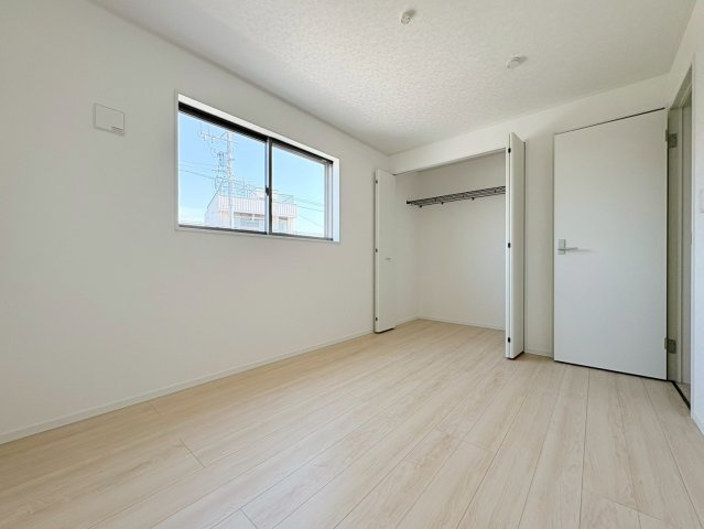 クワイエ　岐阜市日光町第4　全2区画分譲の寝室|全居室にたっぷり収納できる大型収納を設置。窓ガラスは、断熱性能や結露防止効果の高いペアガラスを採用！
高い断熱性と共にガラス面の結露対策にも効果を発揮し湿気によるカビの発生を抑止します。