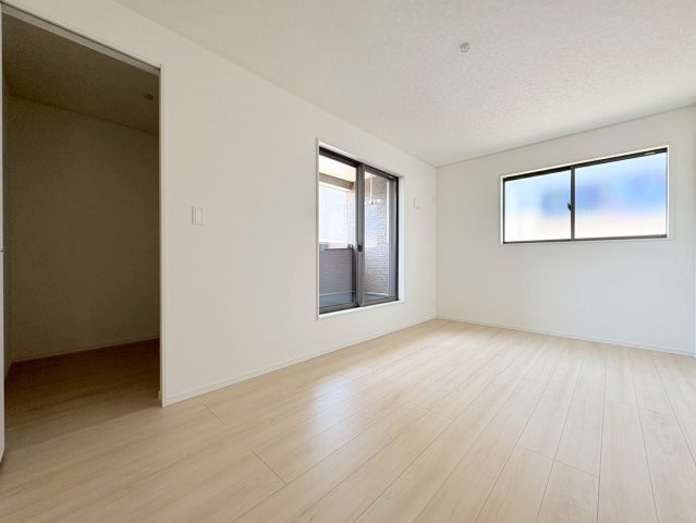 クワイエ　岐阜市日光町第4　全2区画分譲の洋室|建具やクロスなどをトータルデザインでコーディネートしており、室内に落ち着きと安らぎを与えてくれます。
全居室収納付き！寝室やお子様のお部屋がスッキリ片付きます。