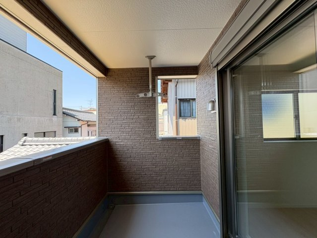 クワイエ　岐阜市日光町第4　全2区画分譲のバルコニー|バルコニーは南向きで洗濯物もよく乾きます！強度と表面積硬度を持つFPRで防水しています。