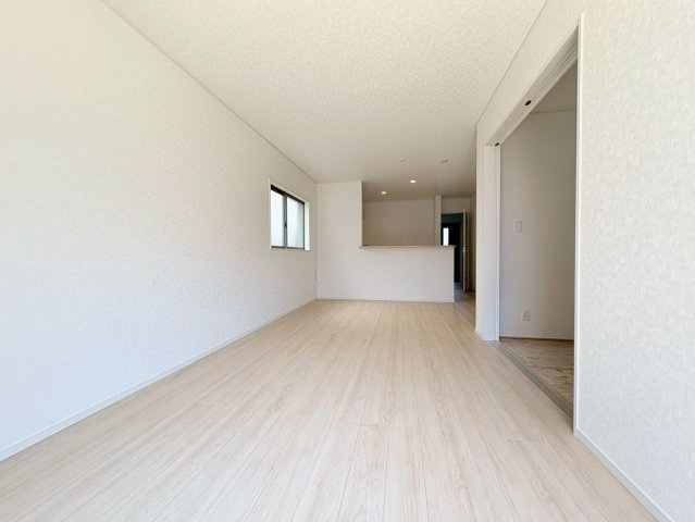 クワイエ　岐阜市日光町第4　全2区画分譲の居間・リビング|フローリング材は木目調でナチュラルな美しさ。様々な傷やクラックの発生を大幅に抑える特殊加工済みです。
床材に受ける様々な傷や、温度・湿度変化によるクラックの発生を大幅に抑える特殊加工を施工済み。