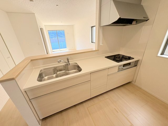 クワイエ　岐阜市日光町第4　全2区画分譲のキッチン|お手入れがラクなステンレスをワークスペース部分トップに使用した、機能的で美しいシステムキッチンです。
浄水器組込み水栓でシンクまわりがスッキリ広々お使いいただけます。フラットな造りでお掃除も楽々です。