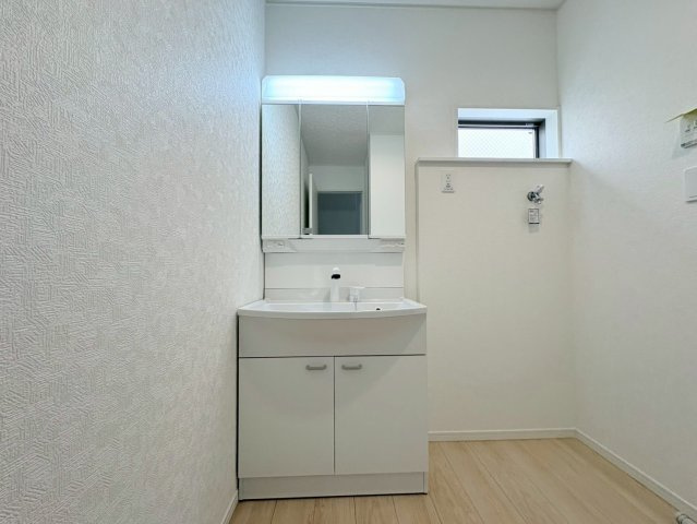 クワイエ　岐阜市日光町第4　全2区画分譲の独立洗面台|床材に受ける様々な傷や、温度・湿度変化による、クラックの発生を大幅に抑える特殊加工を施工済みです。
水栓はリフトアップできて両手が使えます。またハンドシャワーでも使えます。