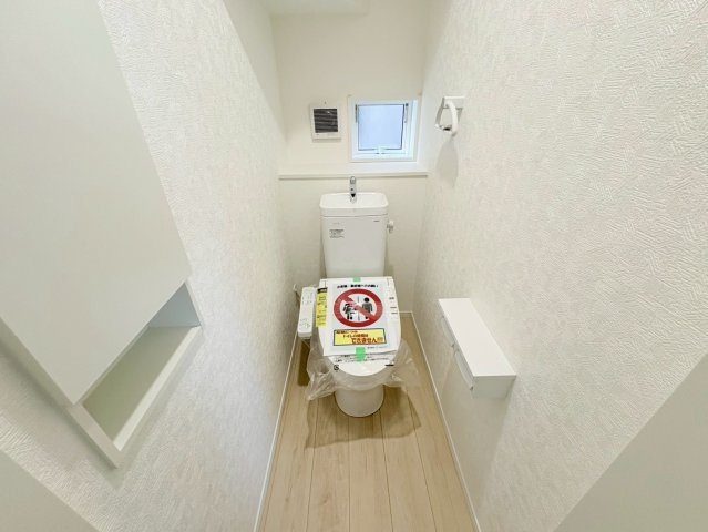 クワイエ　各務原市鵜沼朝日町第6　全2区画分譲のトイレ|超表面平滑加工とイオンパワーの「セフィオンテクト」加工で、汚れが付きにくく落ちやすい仕様のトイレです。
またツイントルネード洗浄で少ない水でも前方の返し部分から後方部までしっかり洗浄できます！