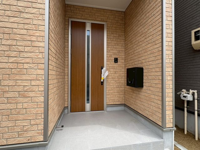 【商談中】クワイエ　各務原市鵜沼朝日町第6　全2区画分譲の玄関|玄関ドアの取手ハンドル部分にセンサーがついて、カードタイプ・シールタイプのキーで施錠が可能で便利です。
お買い物の荷物で手が塞がっていても、楽々開錠できます。毎日の外出前の時間も短縮されて快適です！