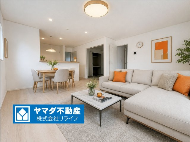 クワイエ　各務原市鵜沼朝日町第6　全2区画分譲の居間・リビング|※家具はCGによるイメージ　フローリング材は木目調でナチュラルな美しさ。様々な傷やクラックの発生を大幅に抑える特殊加工済みです。