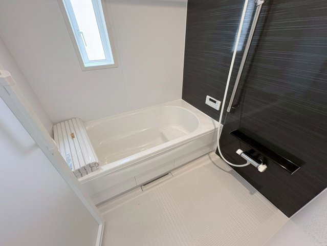 クワイエ　各務原市鵜沼朝日町第6　全2区画分譲の浴室|保温浴槽使用で４時間たっても浴槽の湯温低下はわずか約2.5度の省エネ仕様です。【暖房換気乾燥機】付き！
サイドブロー機能を備えた省エネ衣類乾燥機です。窓付きの明るく清潔な空間でゆったりバスタイムを！