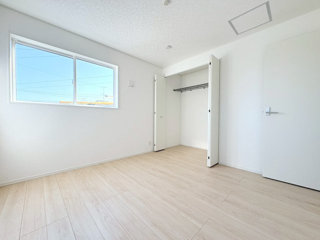クワイエ　各務原市那加土山町第5　全1区画分譲の洋室|建具やクロスなどをトータルデザインでコーディネートしており、室内に落ち着きと安らぎを与えてくれます。
全居室収納付き！寝室やお子様のお部屋がスッキリ片付きます。