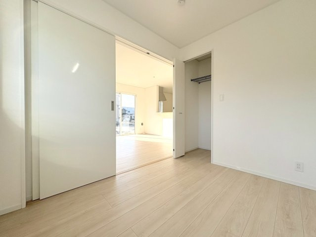 クワイエ　各務原市那加土山町第5　全1区画分譲の洋室|全居室にたっぷり収納できる大型収納を設置。窓ガラスは、断熱性能や結露防止効果の高いペアガラスを採用！
高い断熱性と共にガラス面の結露対策にも効果を発揮し湿気によるカビの発生を抑止します。