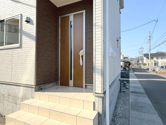 クワイエ　各務原市那加土山町第5　全1区画分譲の玄関|玄関ドアの取手ハンドル部分にセンサーがついて、カードタイプ・シールタイプのキーで施錠が可能で便利です。
お買い物の荷物で手が塞がっていても、楽々開錠できます。毎日の外出前の時間も短縮されて快適です！
