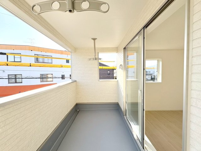 クワイエ　各務原市那加土山町第5　全1区画分譲のバルコニー|バルコニーは南向きで洗濯物もよく乾きます！強度と表面積硬度を持つFPRで防水しています。
