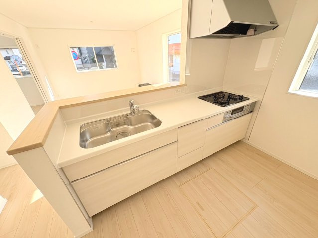 クワイエ　各務原市那加土山町第5　全1区画分譲のキッチン|お手入れがラクなステンレスをワークスペース部分トップに使用した、機能的で美しいシステムキッチンです。
浄水器組込み水栓でシンクまわりがスッキリ広々お使いいただけます。フラットな造りでお掃除も楽々です。