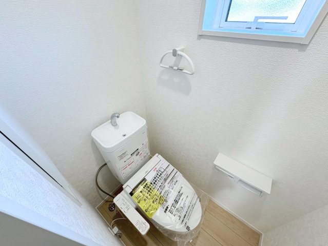 クワイエ　各務原市那加土山町第5　全1区画分譲のトイレ|超表面平滑加工とイオンパワーの「セフィオンテクト」加工で、汚れが付きにくく落ちやすい仕様のトイレです。
またツイントルネード洗浄で少ない水でも前方の返し部分から後方部までしっかり洗浄できます！