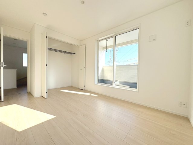 クワイエ　各務原市那加土山町第5　全1区画分譲の寝室|全居室にたっぷり収納できる大型収納を設置。窓ガラスは、断熱性能や結露防止効果の高いペアガラスを採用！
高い断熱性と共にガラス面の結露対策にも効果を発揮し湿気によるカビの発生を抑止します。