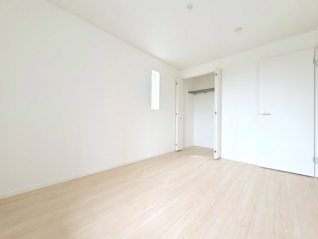 クワイエ　各務原市鵜沼西町第１　全３区画分譲の独立洗面台|床材に受ける様々な傷や、温度・湿度変化による、クラックの発生を大幅に抑える特殊加工を施工済みです。
水栓はリフトアップできて両手が使えます。またハンドシャワーでも使えます。
