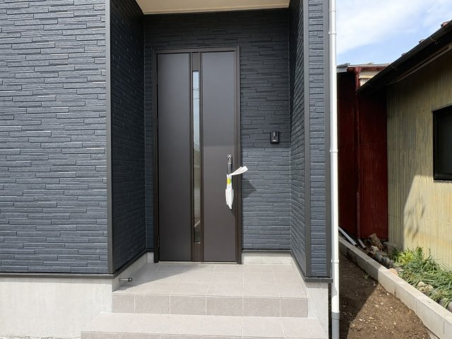 クワイエ　各務原市鵜沼西町第１　全３区画分譲の寝室|全居室にたっぷり収納できる大型収納を設置。窓ガラスは、断熱性能や結露防止効果の高いペアガラスを採用！
高い断熱性と共にガラス面の結露対策にも効果を発揮し湿気によるカビの発生を抑止します。