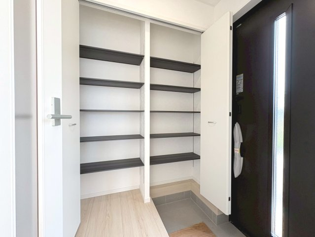 クワイエ　各務原市鵜沼西町第１　全３区画分譲の洋室|建具やクロスなどをトータルデザインでコーディネートしており、室内に落ち着きと安らぎを与えてくれます。
全居室収納付き！寝室やお子様のお部屋がスッキリ片付きます。