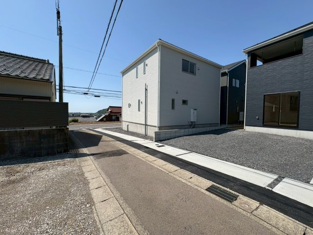 クワイエ　各務原市鵜沼西町第１　全３区画分譲の玄関|玄関ドアの取手ハンドル部分にセンサーがついて、カードタイプ・シールタイプのキーで施錠が可能で便利です。
お買い物の荷物で手が塞がっていても、楽々開錠できます。毎日の外出前の時間も短縮されて快適です！