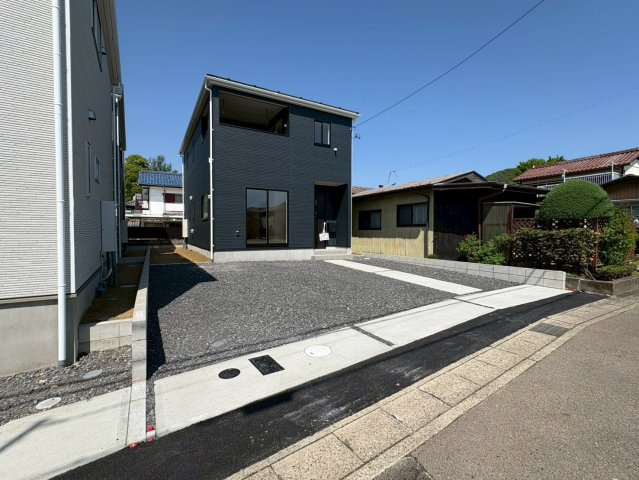 クワイエ　各務原市鵜沼西町第１　全３区画分譲の玄関|大容量のシューズ収納付きで玄関周りもすっきり！玄関ドアからの光が玄関ホールを明るくしてくれます。