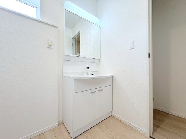 クワイエ　各務原市鵜沼西町第１　全３区画分譲の居間・リビング|フローリング材は木目調でナチュラルな美しさ。様々な傷やクラックの発生を大幅に抑える特殊加工済みです。
床材に受ける様々な傷や、温度・湿度変化によるクラックの発生を大幅に抑える特殊加工を施工済み。